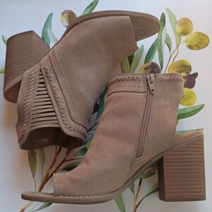 Universal Thread Jazlyn Whipstitched Blocky Tan Peep-Toe Sandals.Coastal Cowgirl